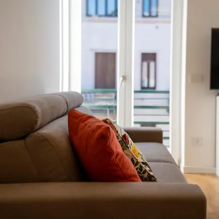 Bright Design - Isola District - Metro M3 Milano